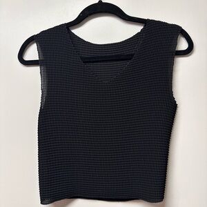 Issey Miyake Textured Sleeveless V-Neck Tank Top - Black